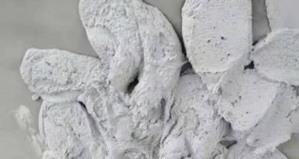 生产轻质粉刷石膏的原料是什么