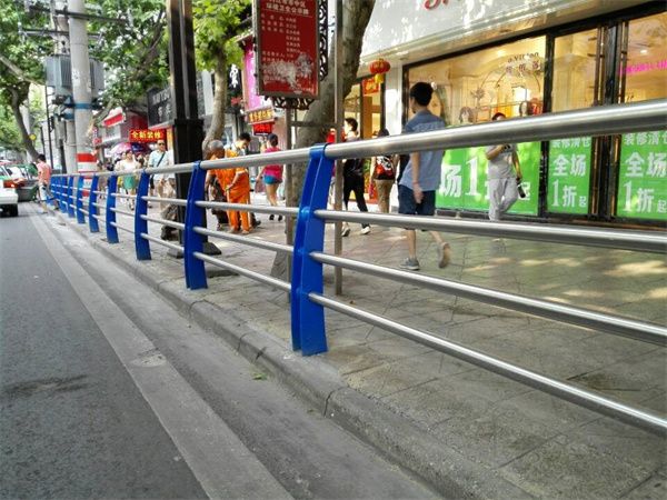 成都人行道栏杆价格_乐山机非护栏销售_内江中央护栏多少钱