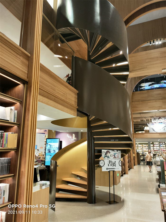 2021老城根书店旋转楼梯