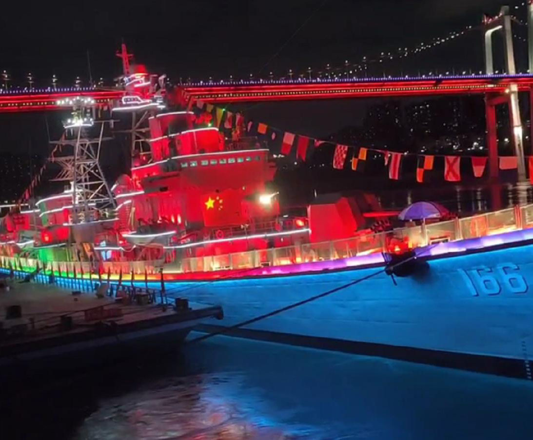 重庆《珠海巡洋舰》夜景亮化