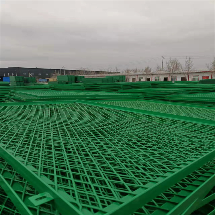 由于铁丝网围栏的优点被广泛使用
