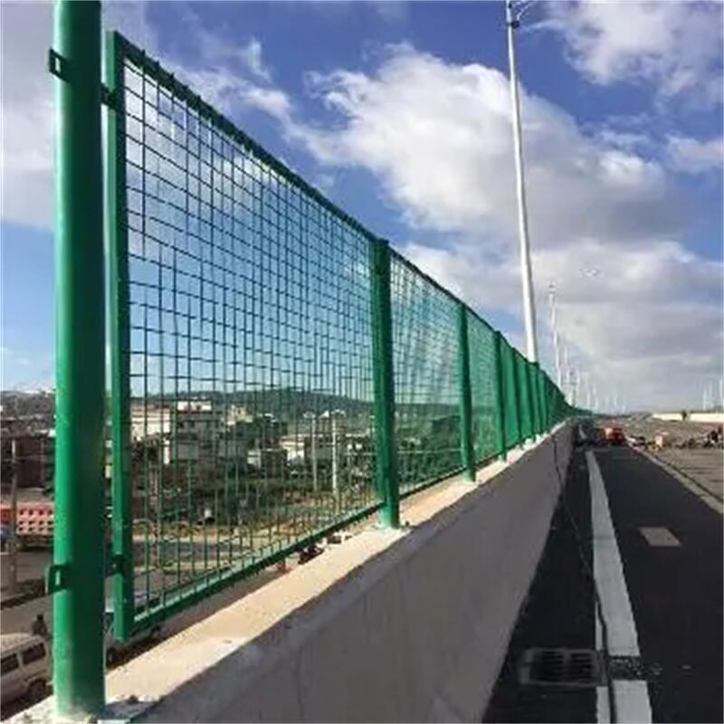 保障行车的坚实屏障：探索公路护栏网的作用与优势