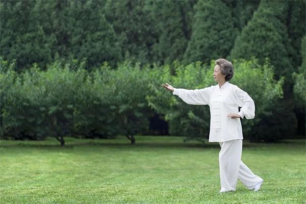 高龄老人如何安全锻炼？五个实用建议帮您保持健康