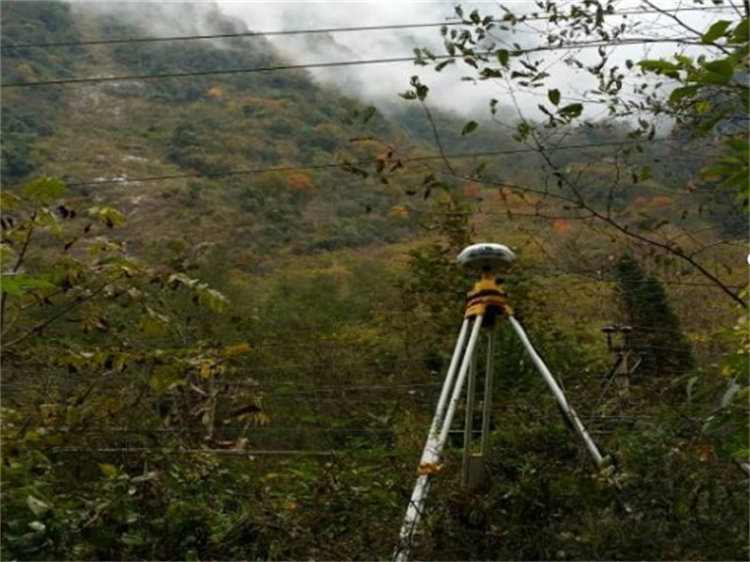 G318線在灌木叢生的山林中進行GPS控制點觀測