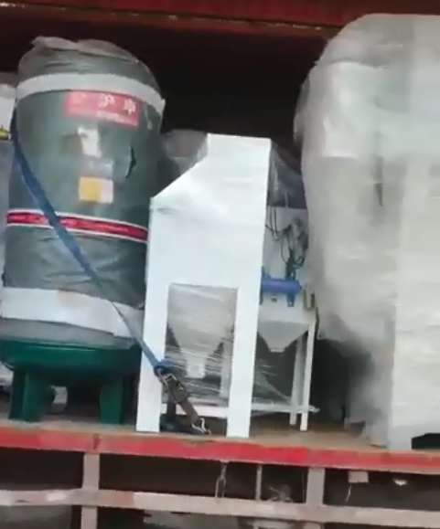 出货履带式自动喷砂机2台，出货广东阳江，感谢客户支持！