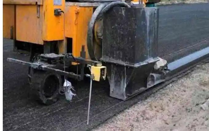 道路滑膜機施工攔水帶成形機施工時常見問題