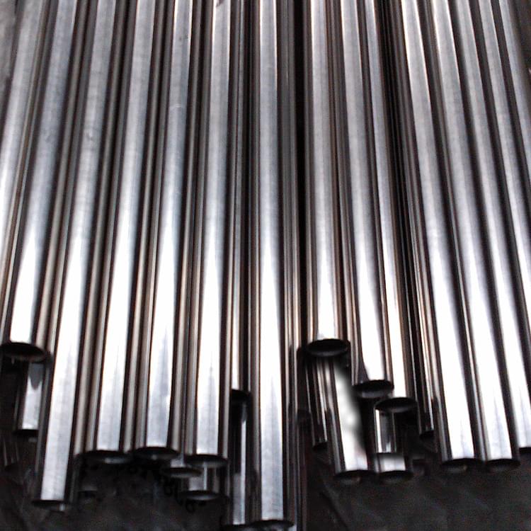 裝飾不銹鋼管通常外壁比較光亮管，用來做裝飾用途，裝飾不銹鋼管一般采用的生產工藝為普通焊接不銹鋼管，力學性能，耐酸堿、耐腐蝕性能比較好。接下來小編就給大家介紹一下成都不銹鋼裝飾管的使用及注意事項。 一般多見的不銹鋼管材質有：201和304；304不銹鋼管具有優異的耐腐蝕性和良好的抗晶間腐蝕性能，對濃度≤65%的沸騰溫度