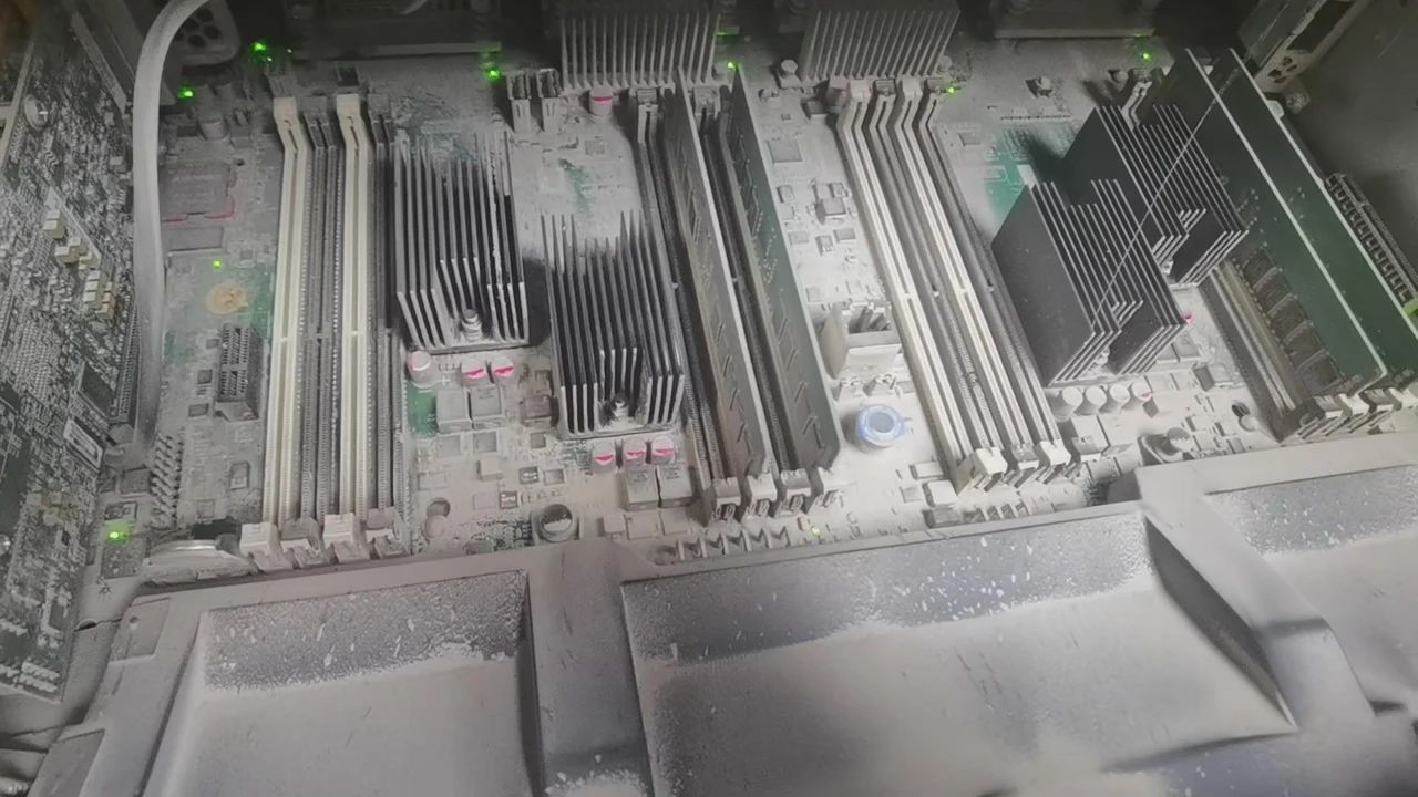 现实中的无尘机房环境是这样的……