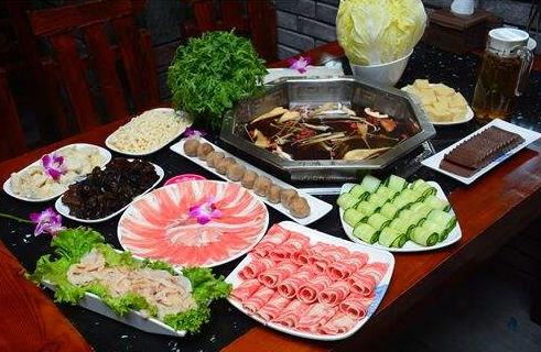 吃火锅，别把剩菜“埋”进锅底，带走更好！