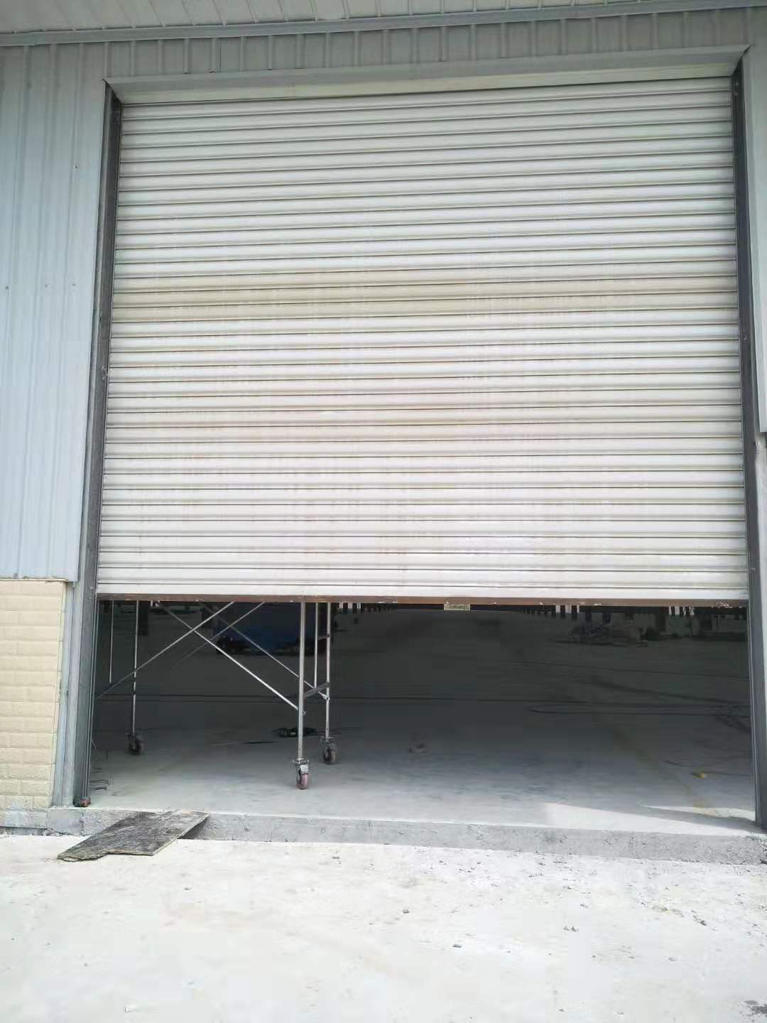 陕西渭南中挖分厂钢制抗风卷帘门安装案例