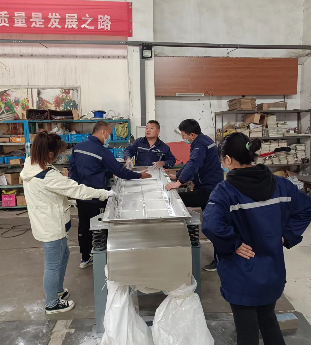 激烈討論方案  解決客戶難題