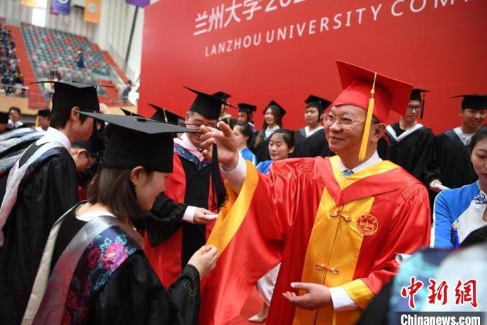 兰大校长寄语毕业生：回眸时脚印坚定 向前时眼中有光