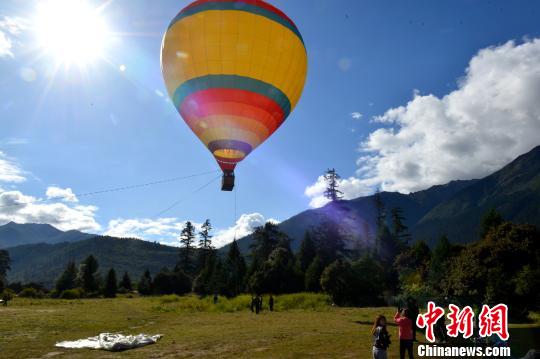 依托旅游业发展，西藏林芝市农牧民搭上“致富快车”。图为8月16日，林芝市巴松措景区升起观光热气球。 江飞波 摄