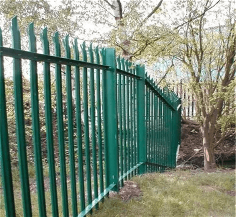 围栏网是一种常见而实用的保护工具