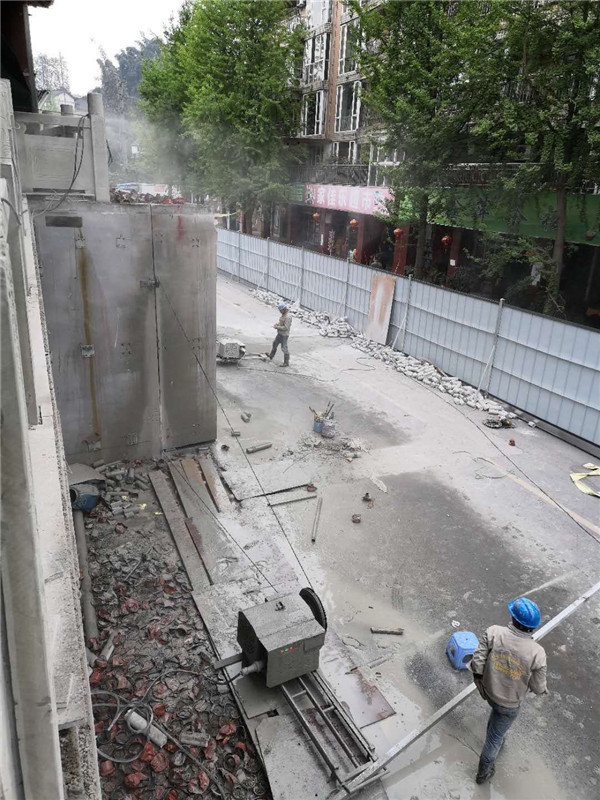 成都市新津县南河步行桥建设项目南岸桥台切割拆除