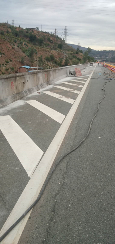 攀枝花高速公路防撞拦切割拆除