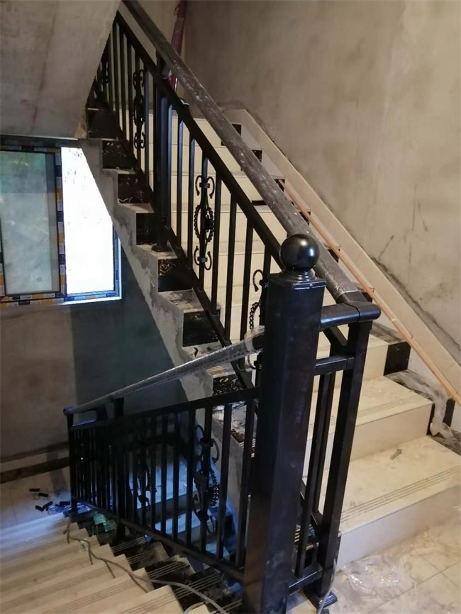 四川铝艺楼梯栏杆安装