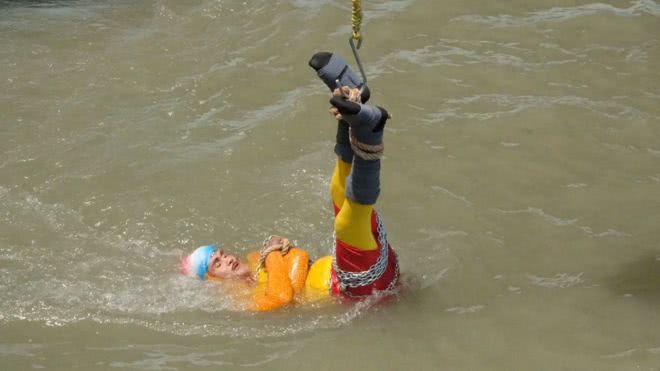 印度魔术师表演水底逃脱术失手 身绑铁链溺毙河中