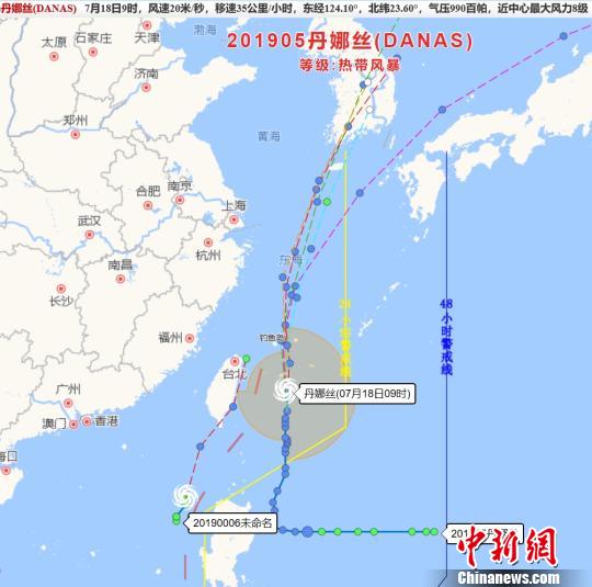台风“丹娜丝”将至：浙江台州海上作业渔船回港避风